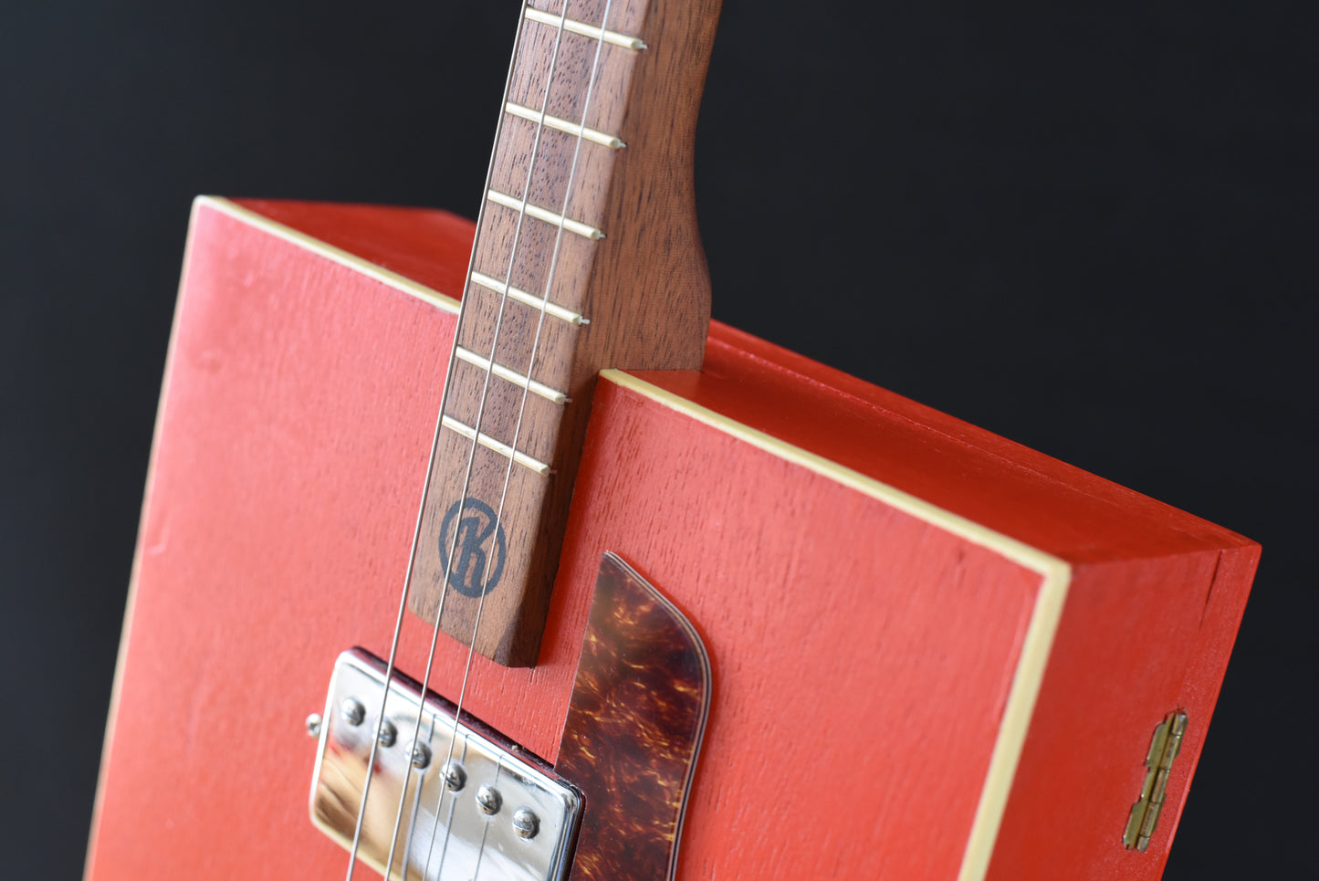 3-saitige Cigar Box Guitar „Cherry Red“ | #23